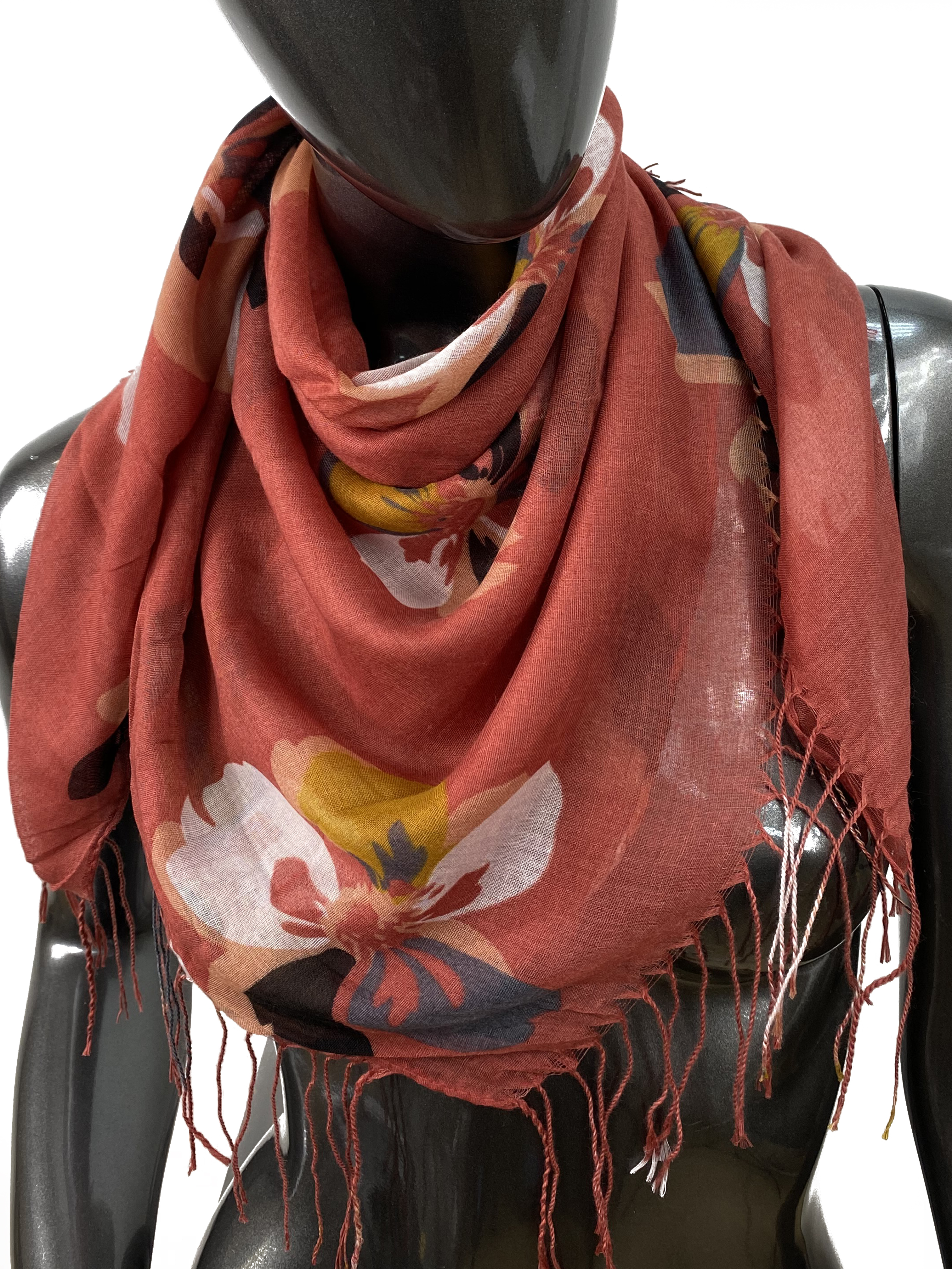 На фото 1 - Лёгкий  платок с принтом цветы, мультицвет