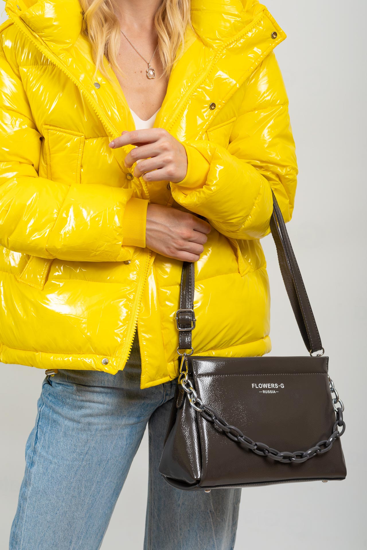 На фото 1 - Женская лаковая сумка с цепочкой, цвет графит