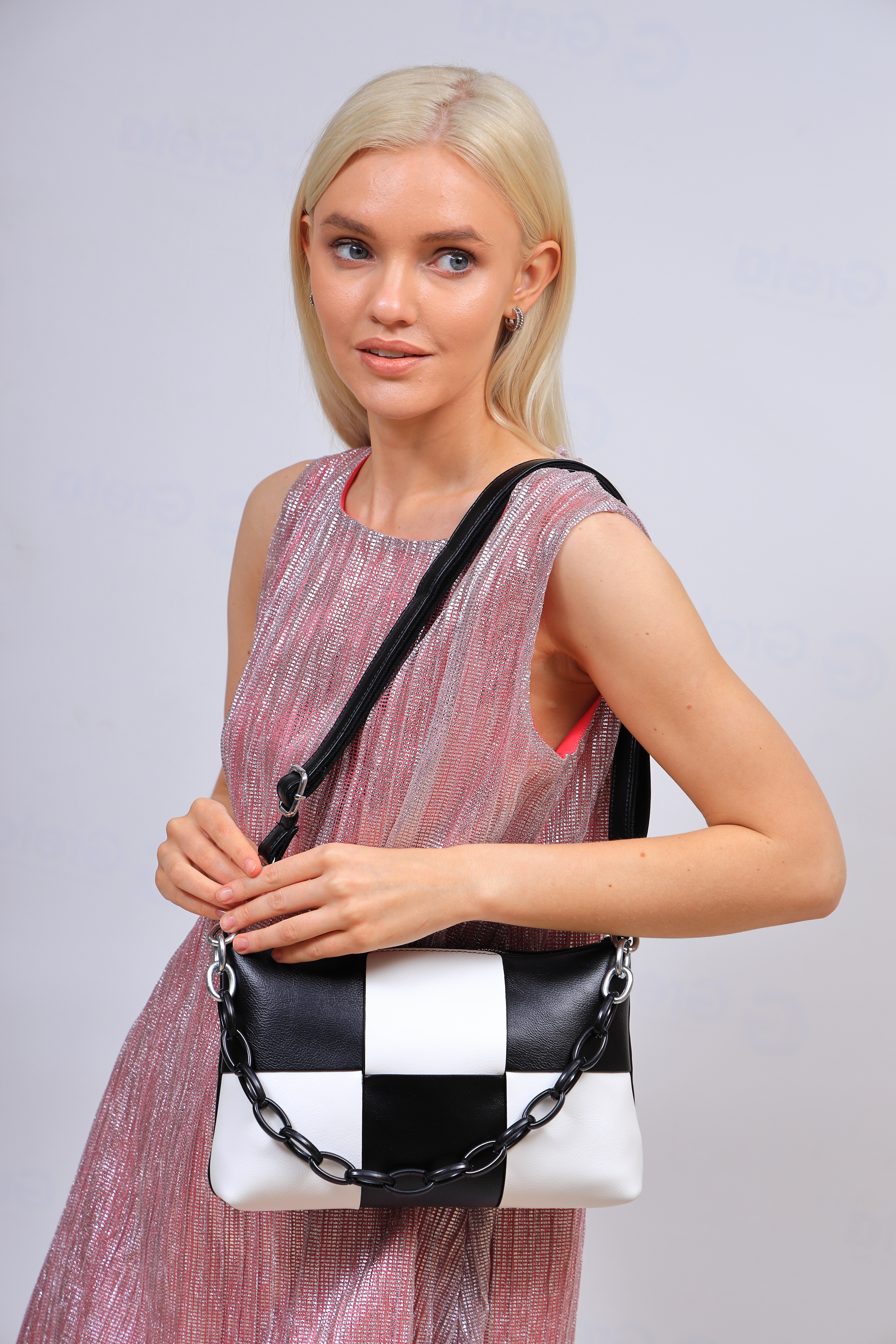 На фото 1 - Женская сумка кросс-боди из искусственной кожи,  мультицвет