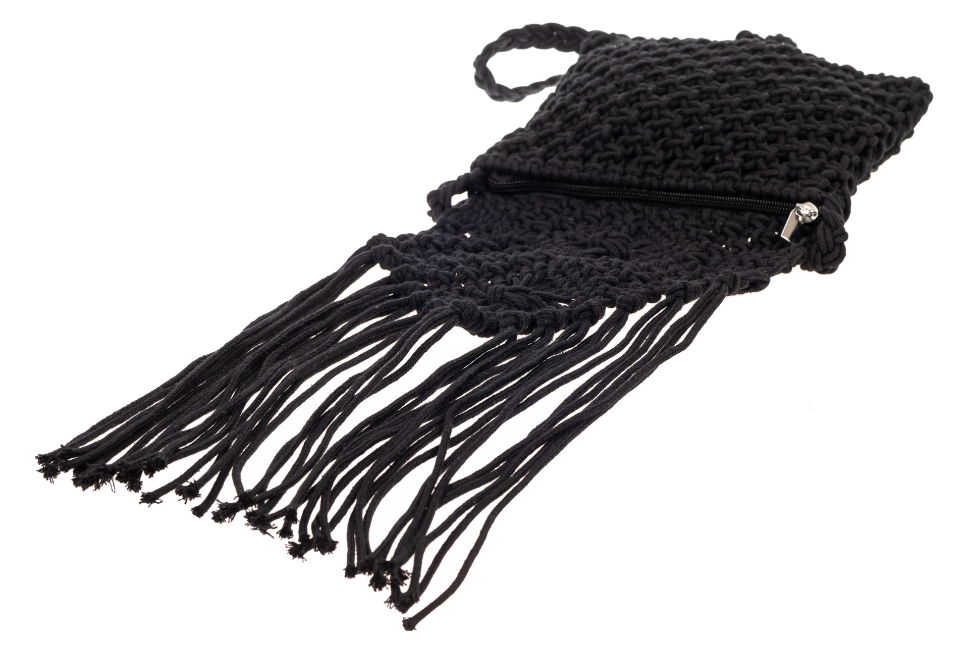 На фото 4 - Плетеная сумка с бахромой, цвет черный
