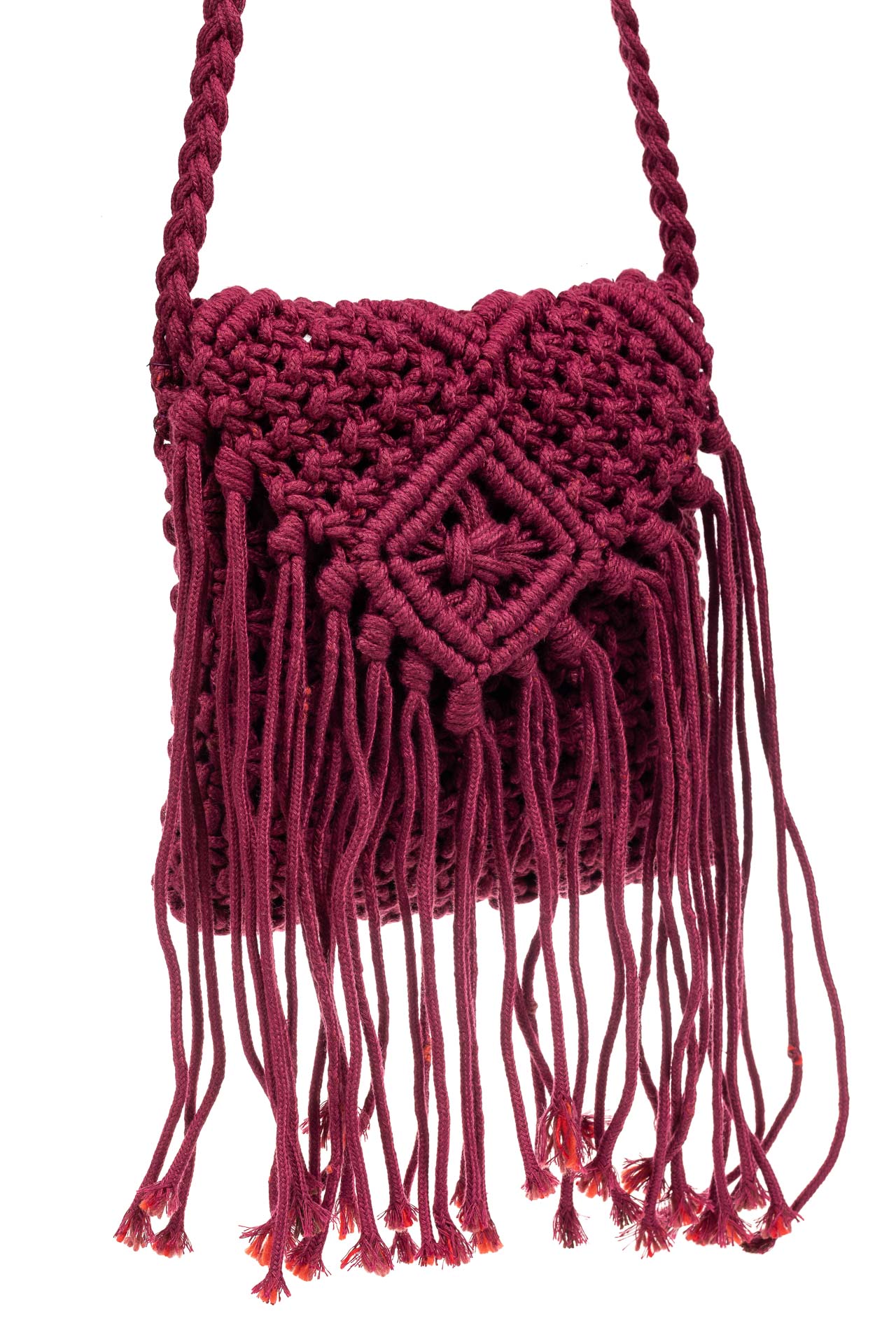 На фото 1 - Плетеная сумка с бахромой, цвет малиновый