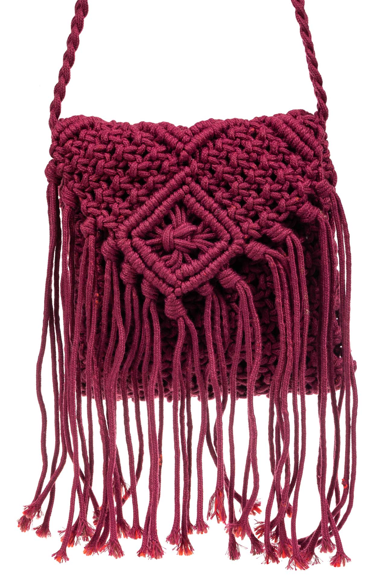 На фото 2 - Плетеная сумка с бахромой, цвет малиновый