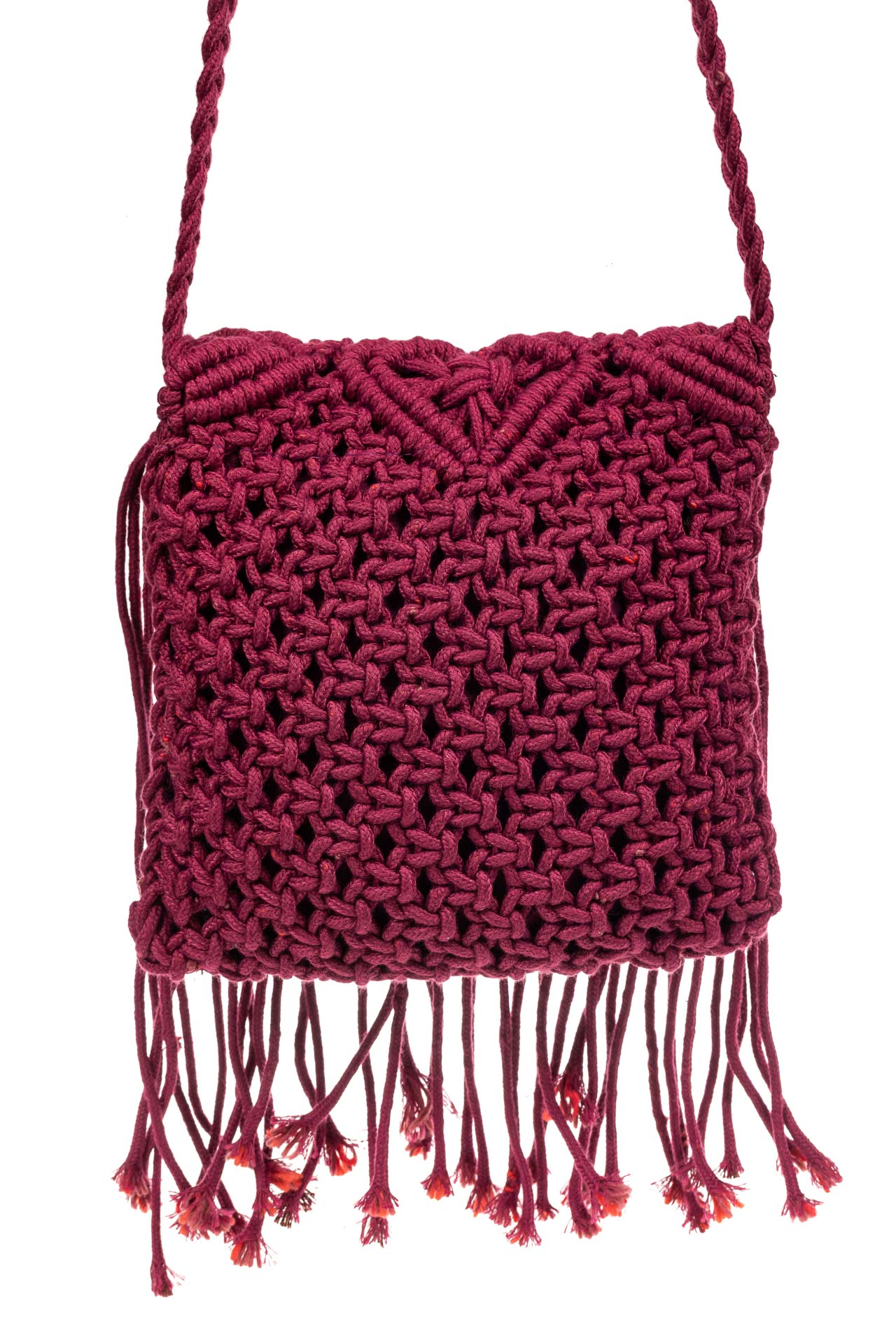 На фото 3 - Плетеная сумка с бахромой, цвет малиновый