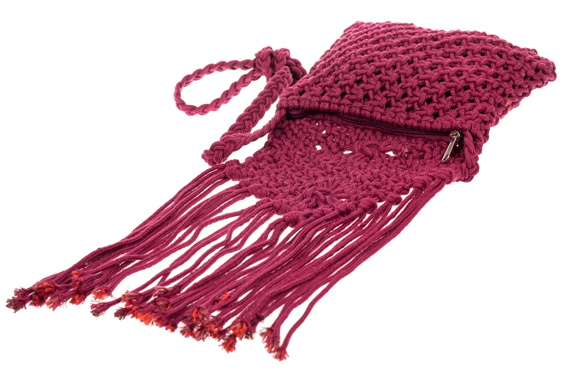 На фото 4 - Плетеная сумка с бахромой, цвет малиновый