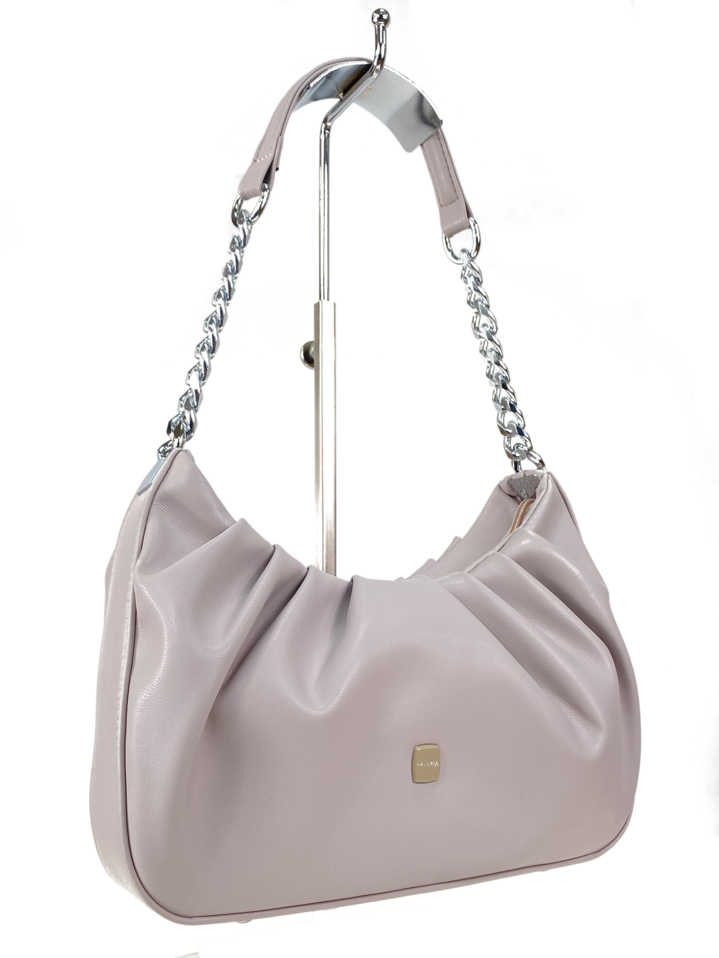 На фото 3 - Мягкая женская сумка из искусственной кожи, цвет светло серый