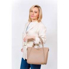 На фото 5 - Кожаная стильная сумка шоппер с замком-кольцом, цвет бежевый