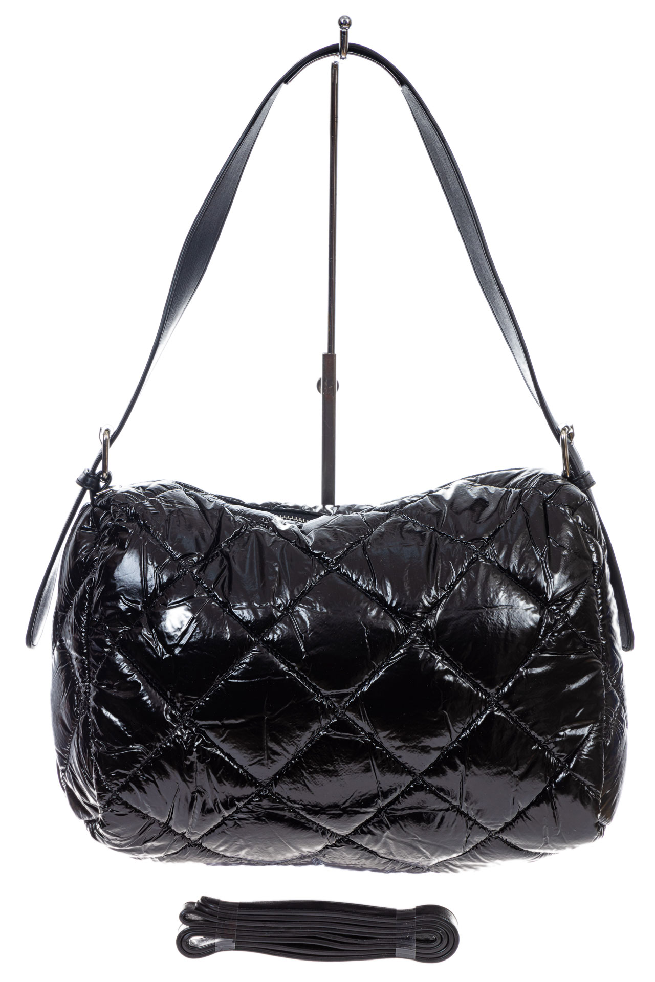 На фото 2 - Женская сумка дутая, цвет черный