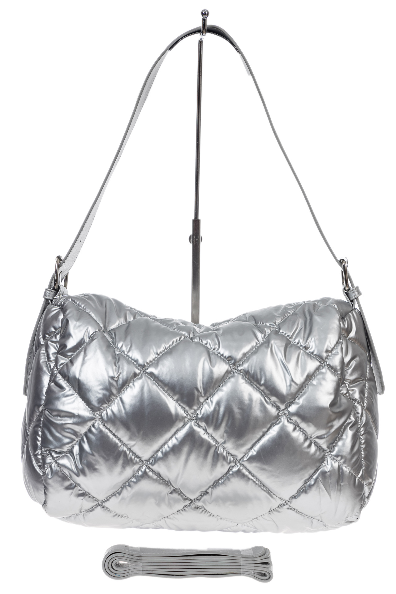 На фото 2 - Женская сумка дутая, цвет серебро