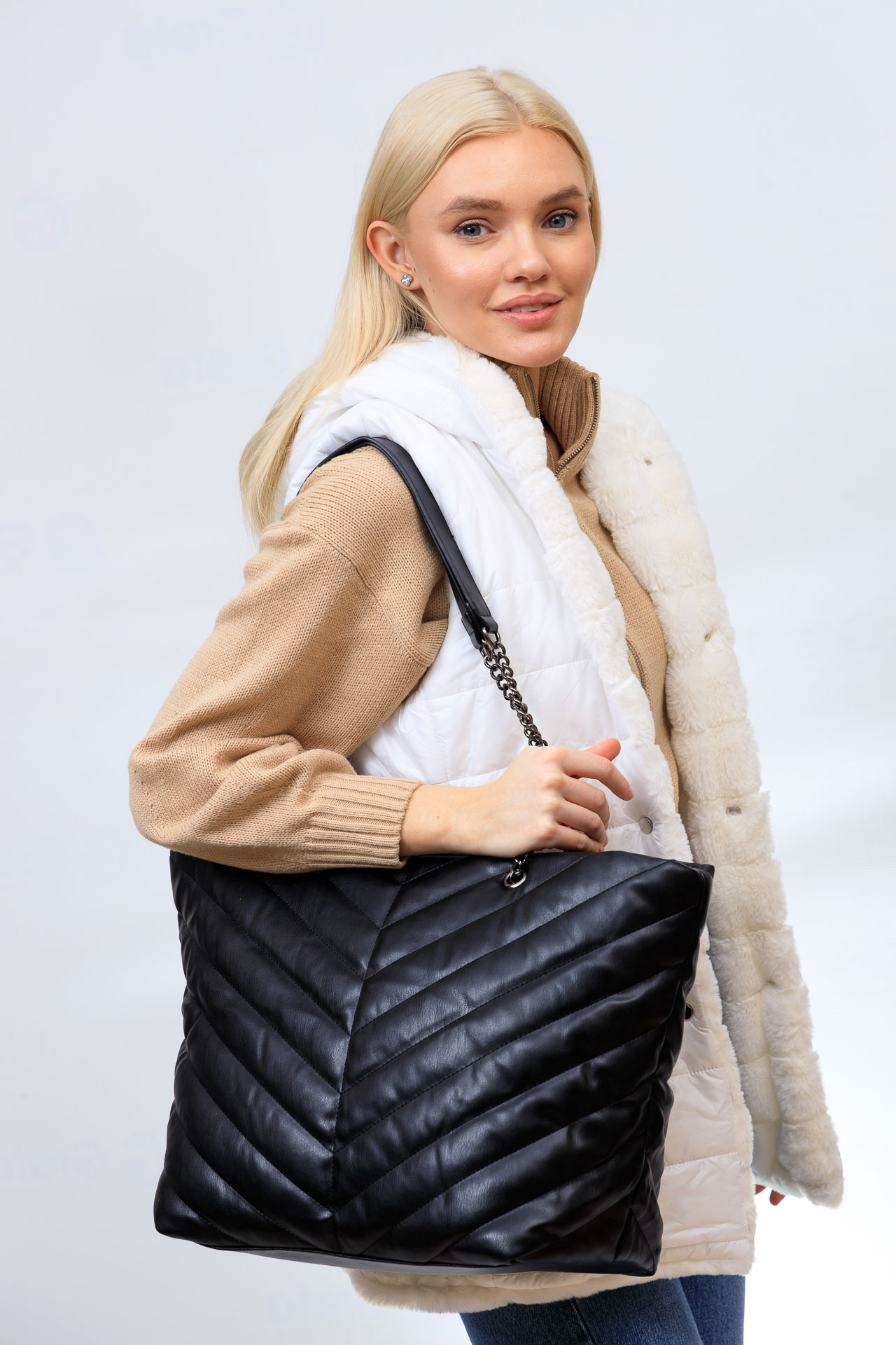 На фото 1 - Женская сумка-шоппер из искусственной кожи, цвет черный