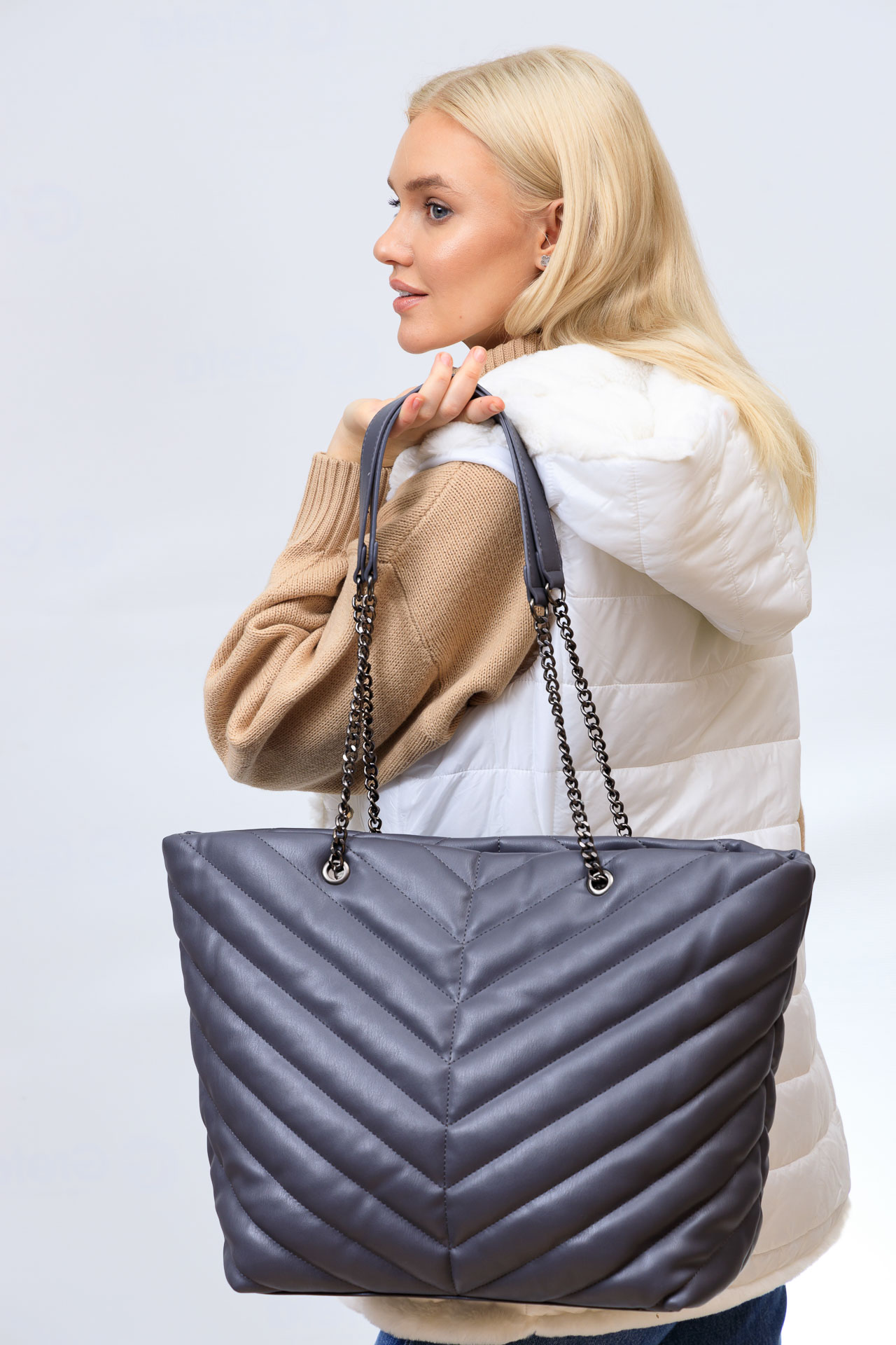 На фото 1 - Женская сумка-шоппер из искусственной кожи, цвет серый