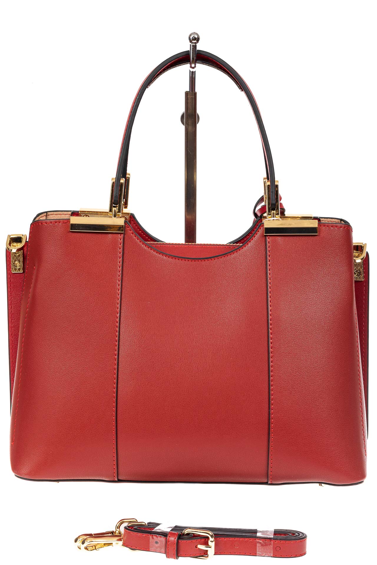 На фото 3 - Кожаная женская сумка тоут с подвеской, цвет красный