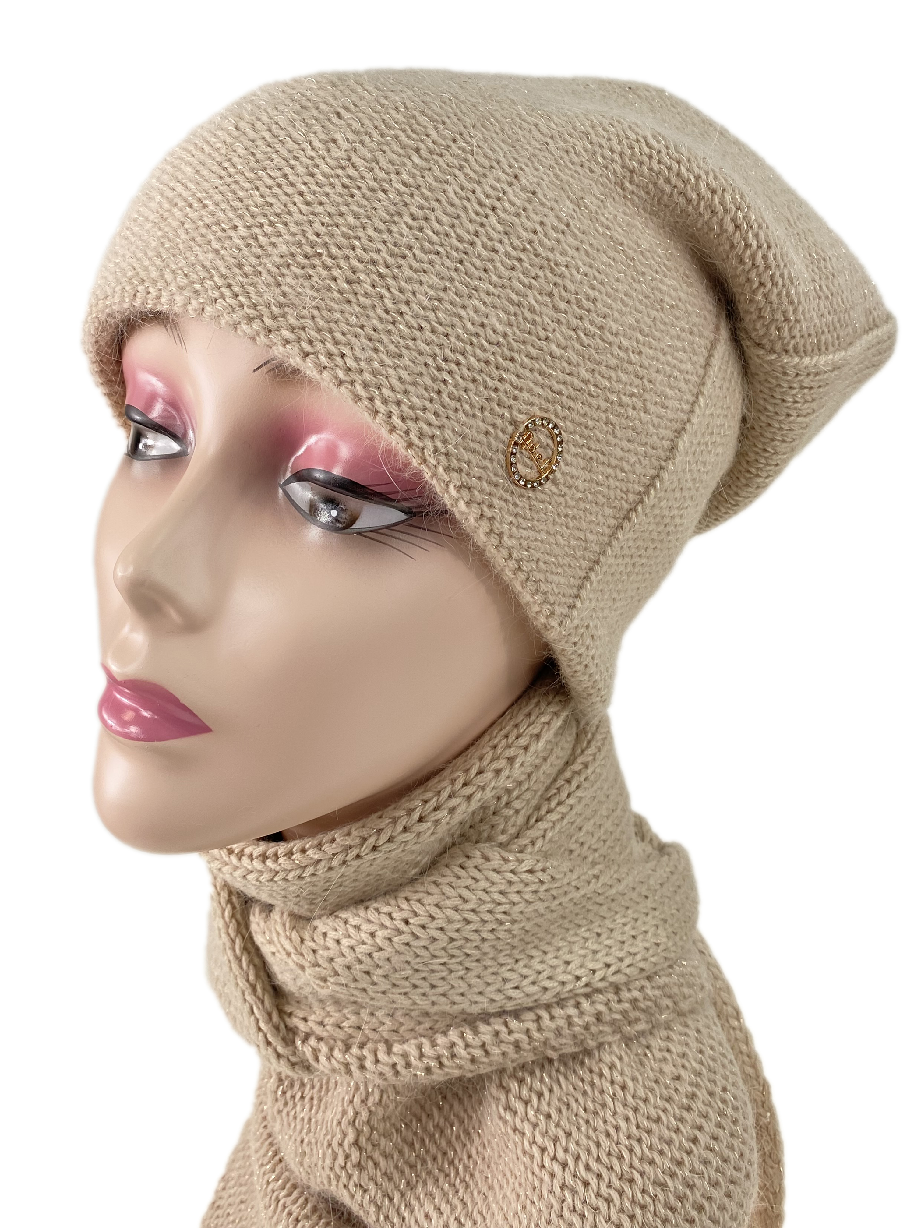 На фото 1 - Комплект шапка женская и шарф-косынка, цвет карамель