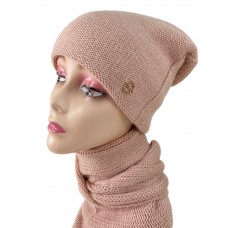 На фото 1 - Комплект шапка женская и шарф-косынка, цвет пудра