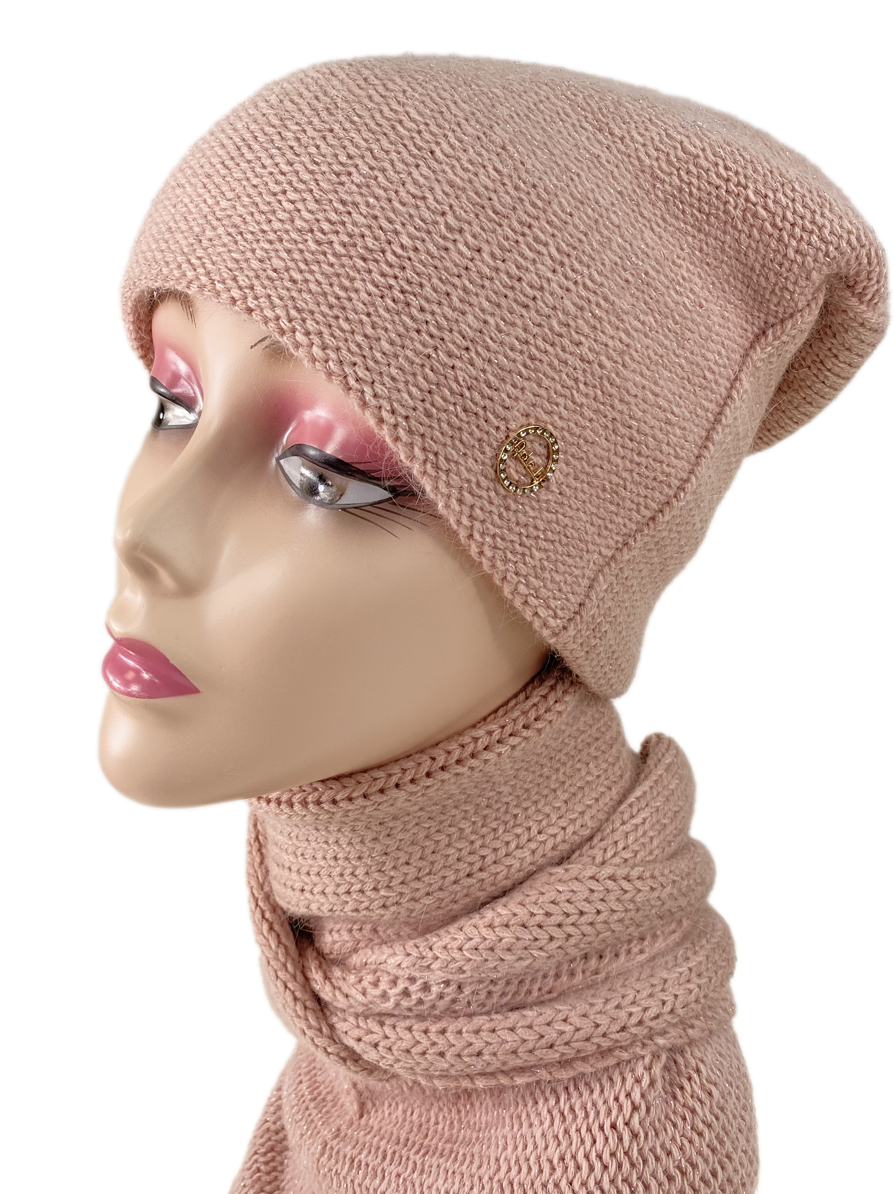 На фото 1 - Комплект шапка женская и шарф-косынка, цвет пудра