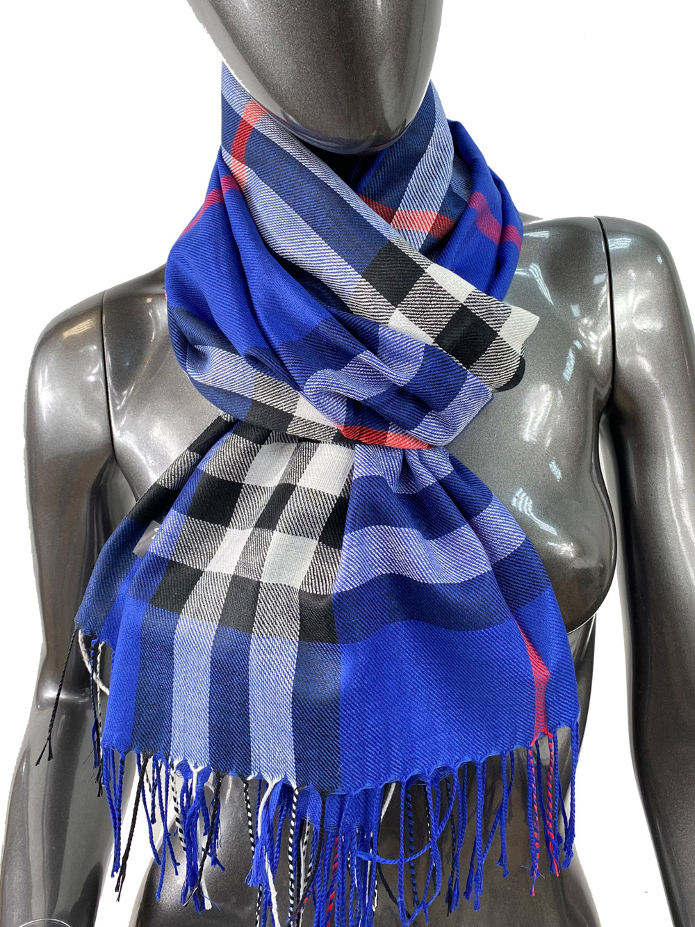 На фото 1 - Кашемировый шарф-палантин с бахромой в клетку, цвет синий