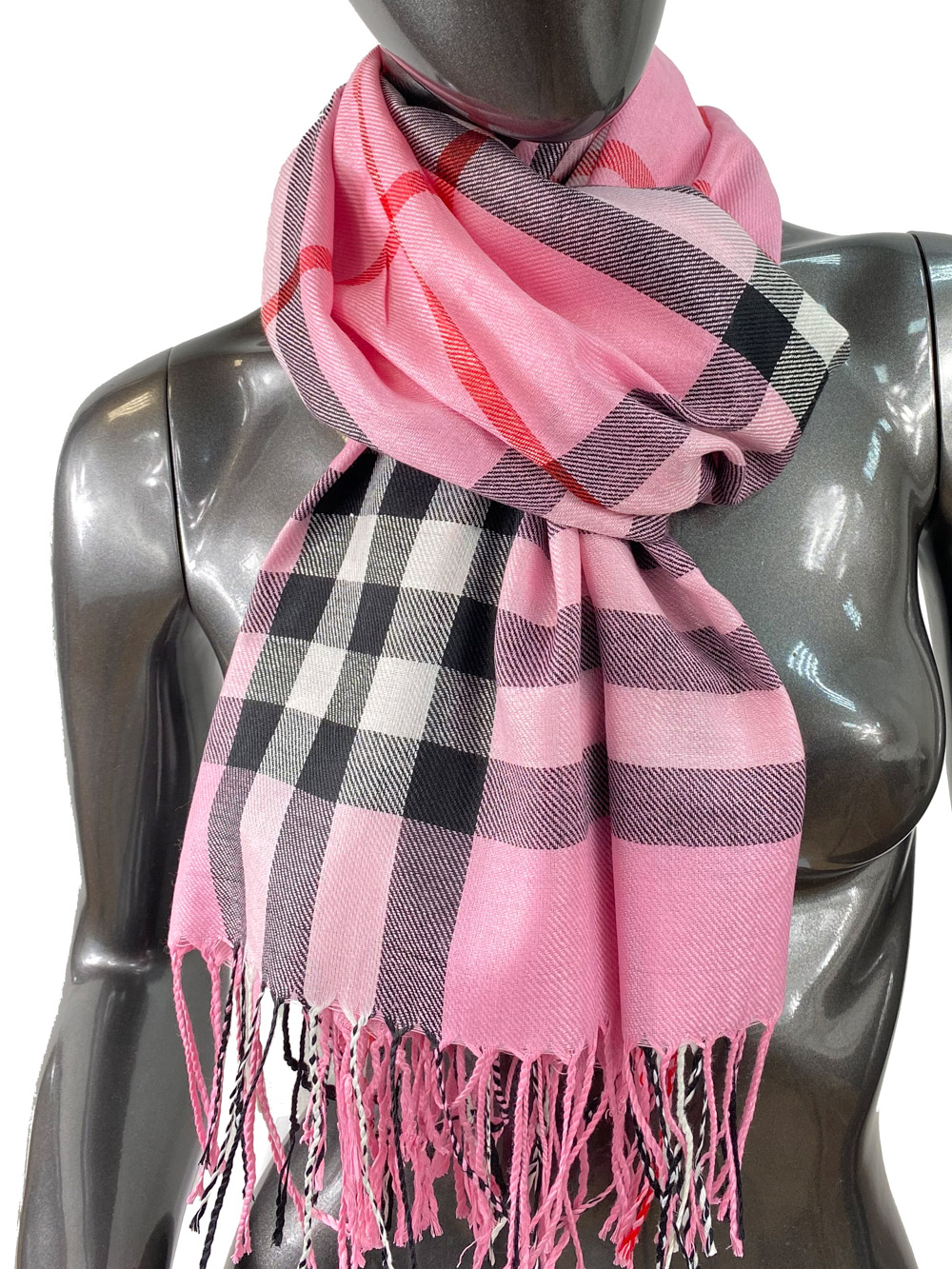 На фото 1 - Кашемировый шарф-палантин с бахромой в клетку, цвет розовый