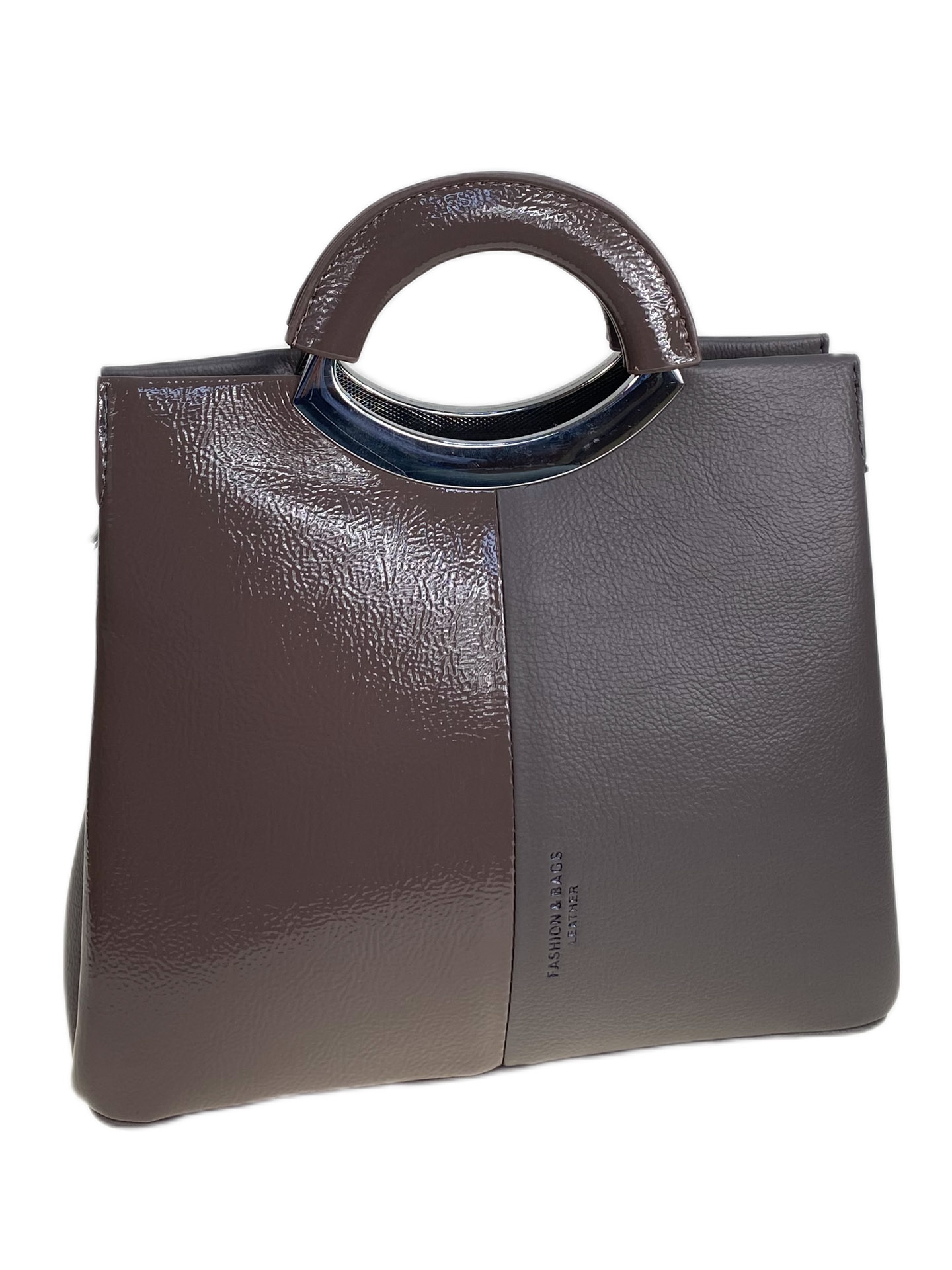 На фото 1 - Женская сумка из искусственной кожи, цвет серо коричневый