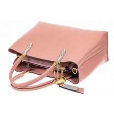 На фото 4 - Женская сумка тоут из кожзама с подвеской, цвет розовый