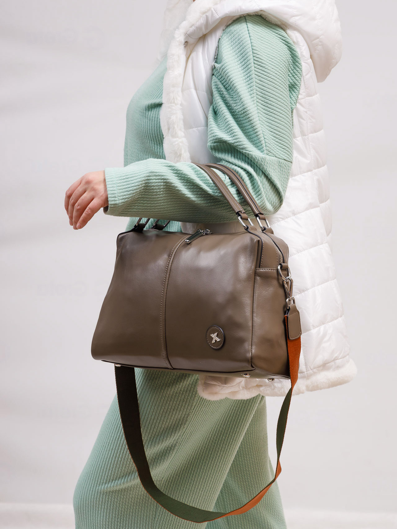 На фото 1 - Женская сумка из натуральной кожи, цвет какао