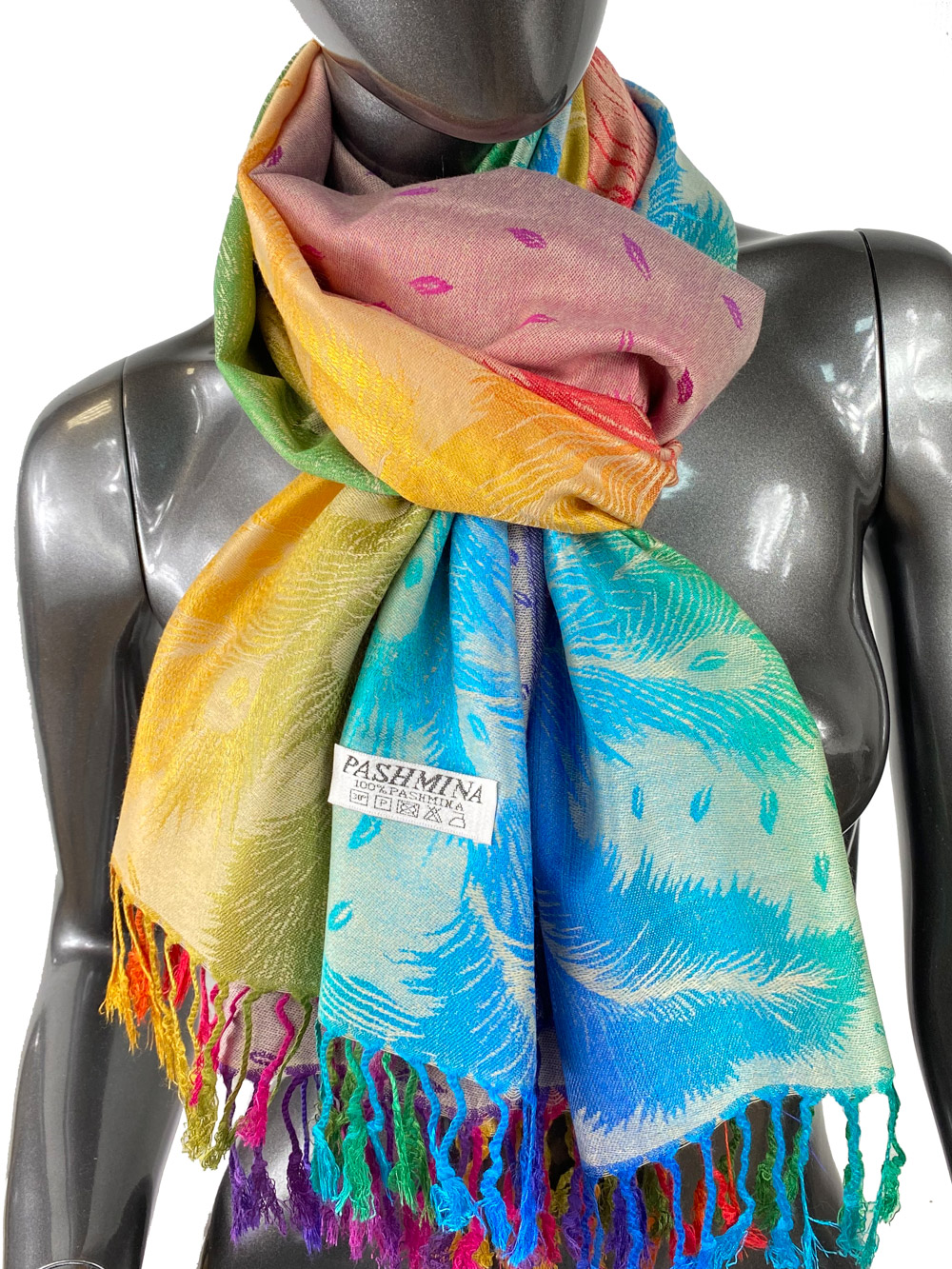 На фото 1 - Палантин из кашемира с радужной вышивкой, разноцветный
