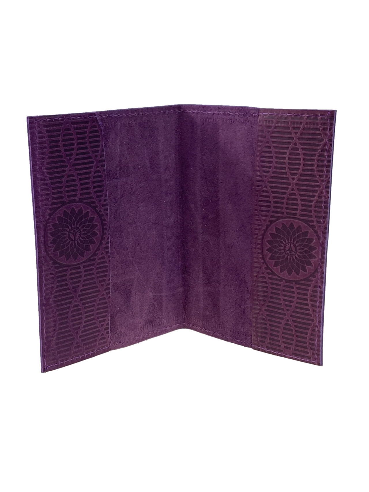 На фото 2 - Обложка для паспорта из натуральной кожи, цвет фиолетовый