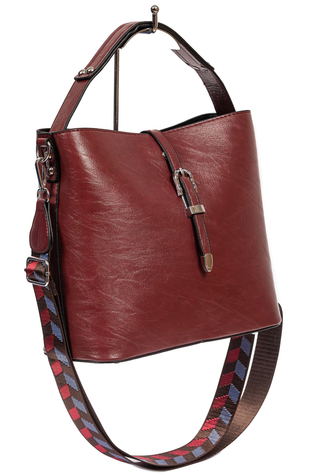 На фото 1 - Женская сумка-бочонок из искусственной кожи, цвет красный
