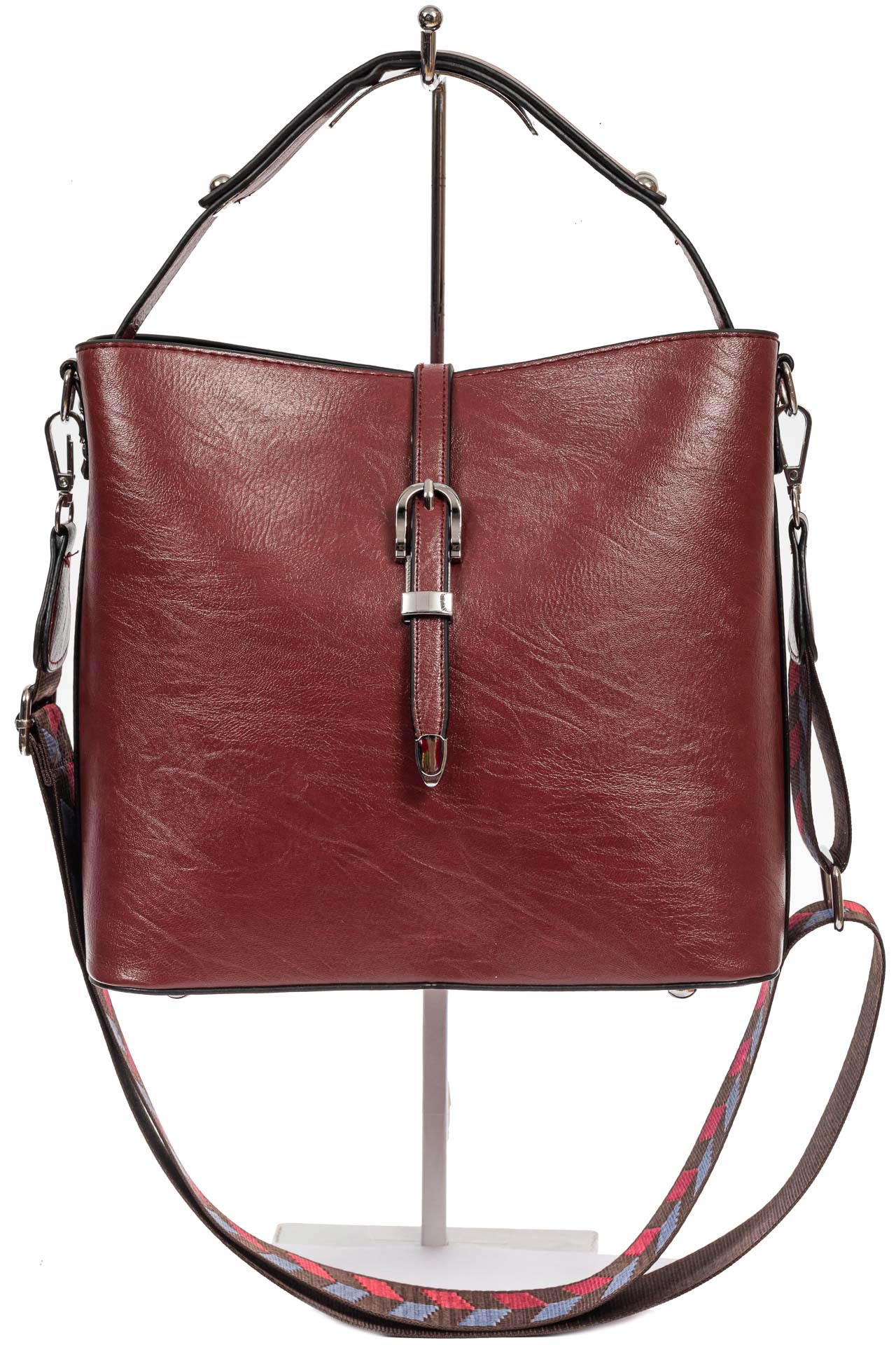 На фото 2 - Женская сумка-бочонок из искусственной кожи, цвет красный