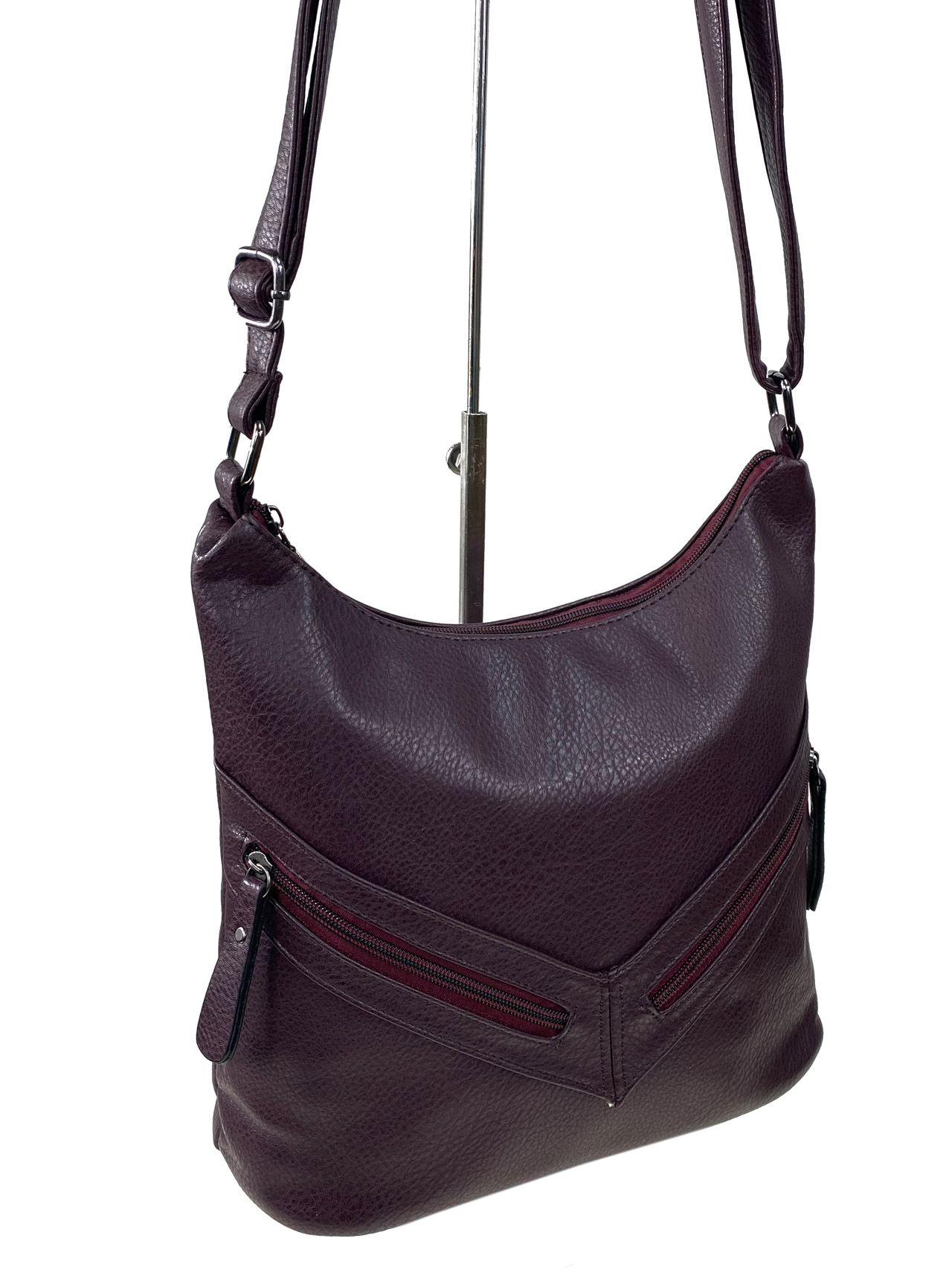 На фото 1 - Женская сумка хобо из искусственной кожи, цвет бордовый