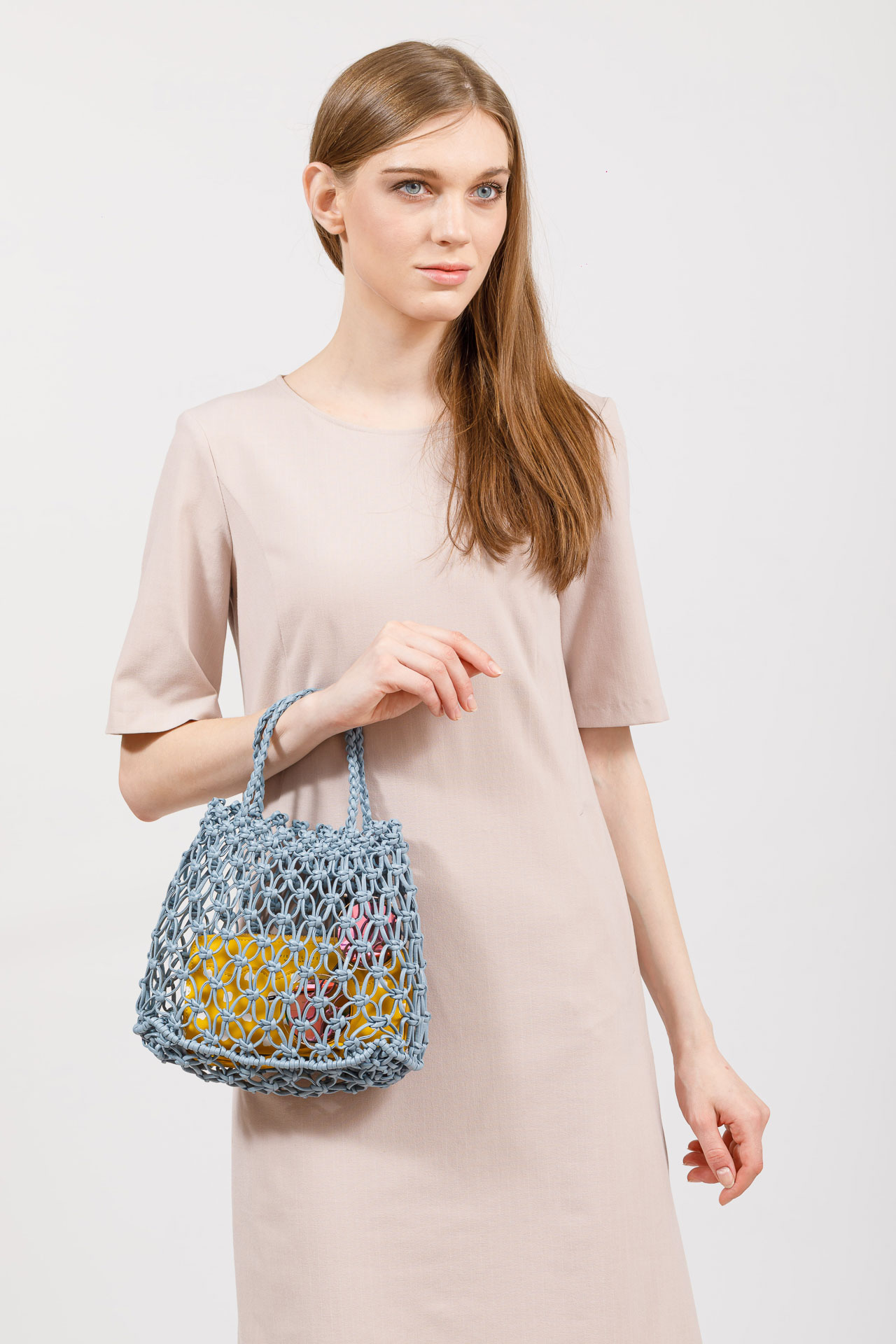 На фото 5 - Женская плетеная сумка-авоська из эко-кожи, цвет голубой