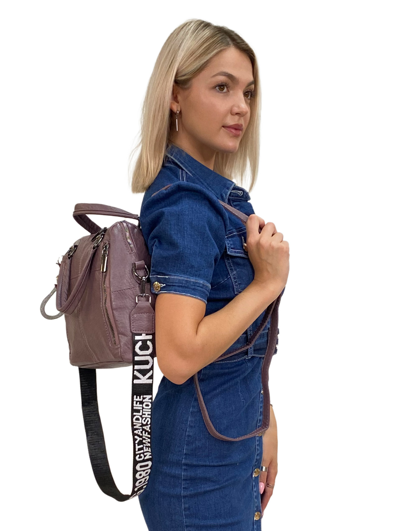 На фото 3 - Женская сумка-рюкзак трансформер из искусственной кожи цвет фиолетовый