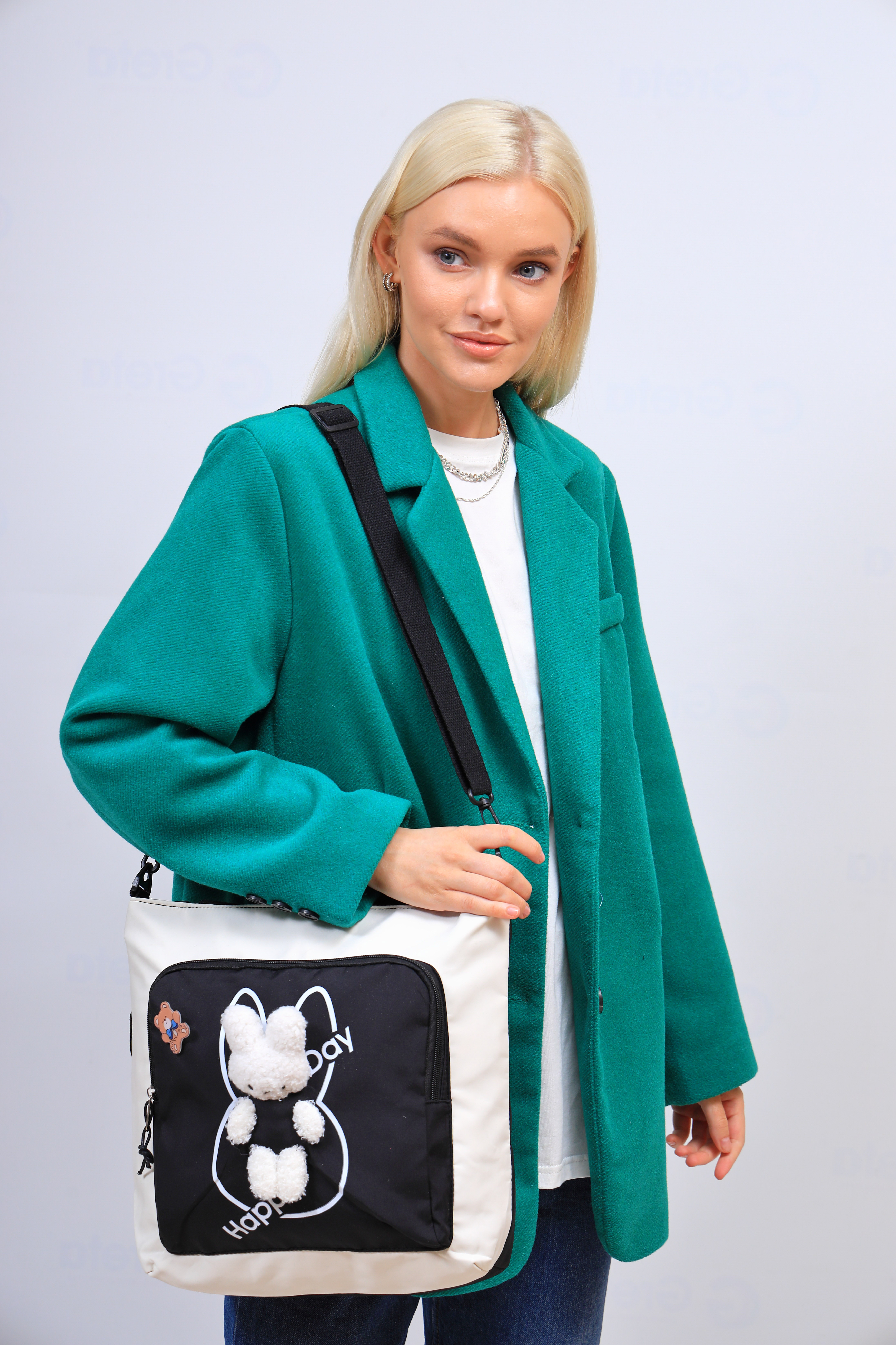 На фото 1 - Молодежная  сумка шоппер из текстиля, цвет белый с  сиреневым
