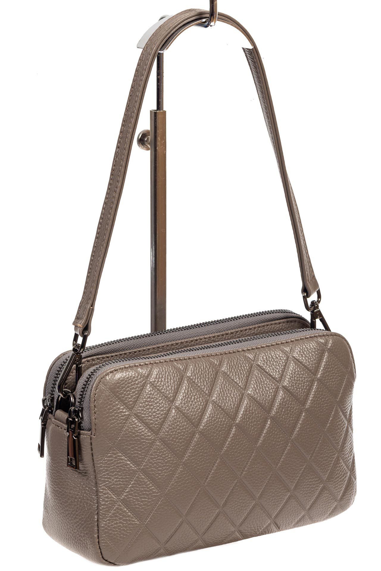 На фото 1 - Женская стёганая сумка из кожи, цвет серый