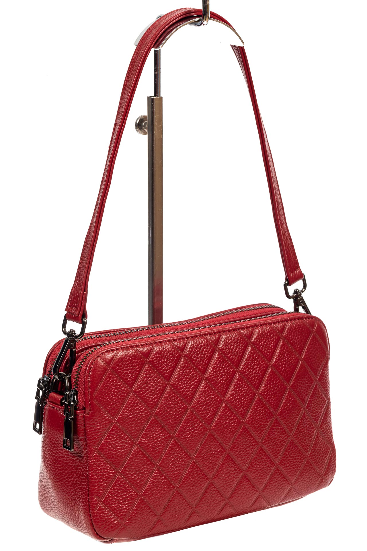 На фото 1 - Женская стёганая сумка из кожи, цвет бордовый