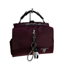 На фото 1 - Женская сумка-рюкзак из текстиля, цвет бордовый На фото 1 - Женская сумка-рюкзак из текстиля, цвет бордовый