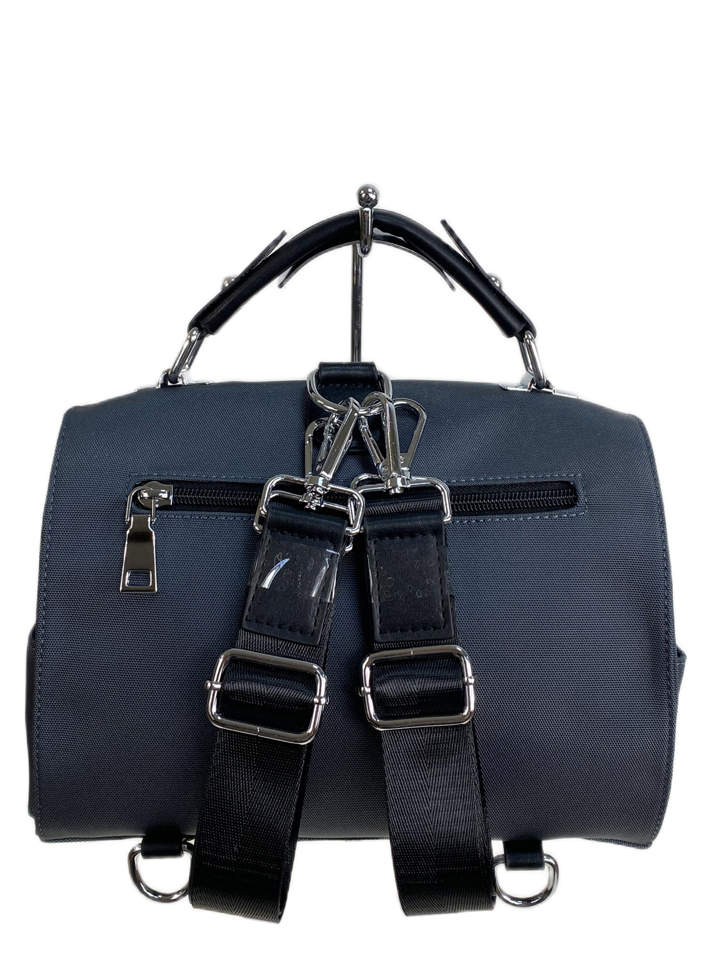 На фото 2 - Женская сумка-рюкзак из текстиля, цвет серый