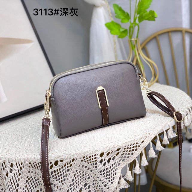 На фото 1 - Женская сумка из искусственной кожи, цвет серый