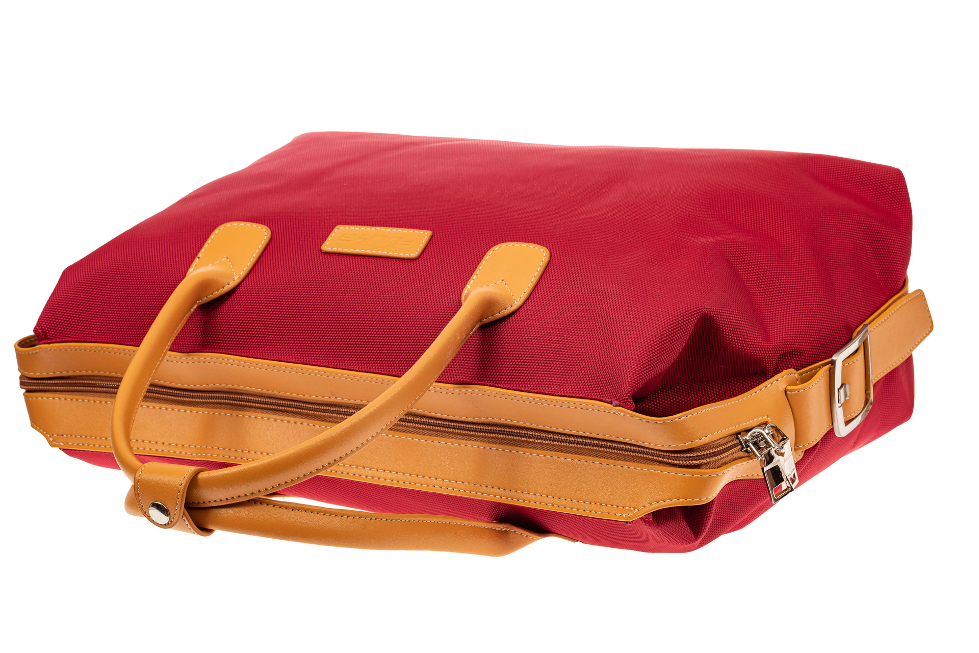 На фото 4 - Багажная сумка саквояж из плотной ткани, цвет красный