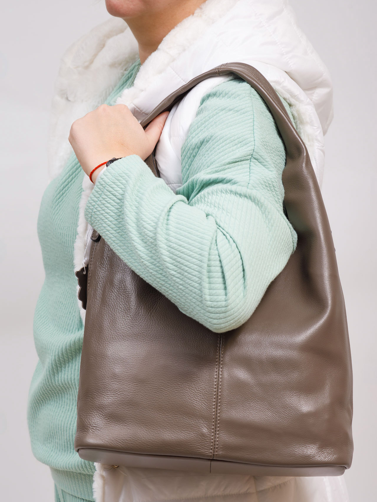 На фото 1 - Женская сумка шоппер из натуральной кожи, цвет какао