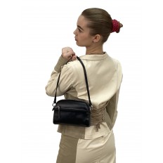 На фото 2 - Небольшая женская сумка из натуральной кожи, цвет черный