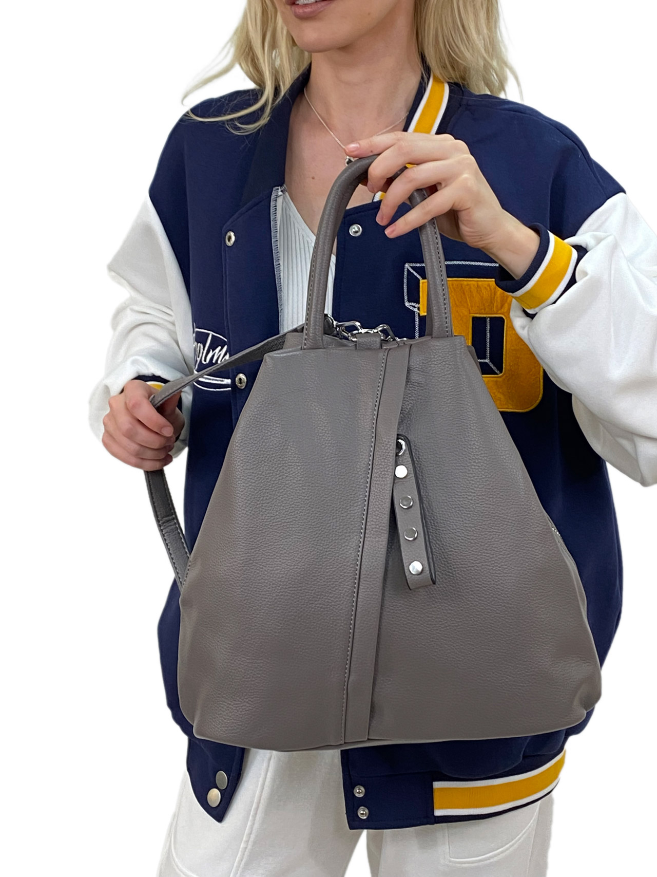 На фото 1 - Женская сумка- рюкзак из искусственной кожи, цвет серый