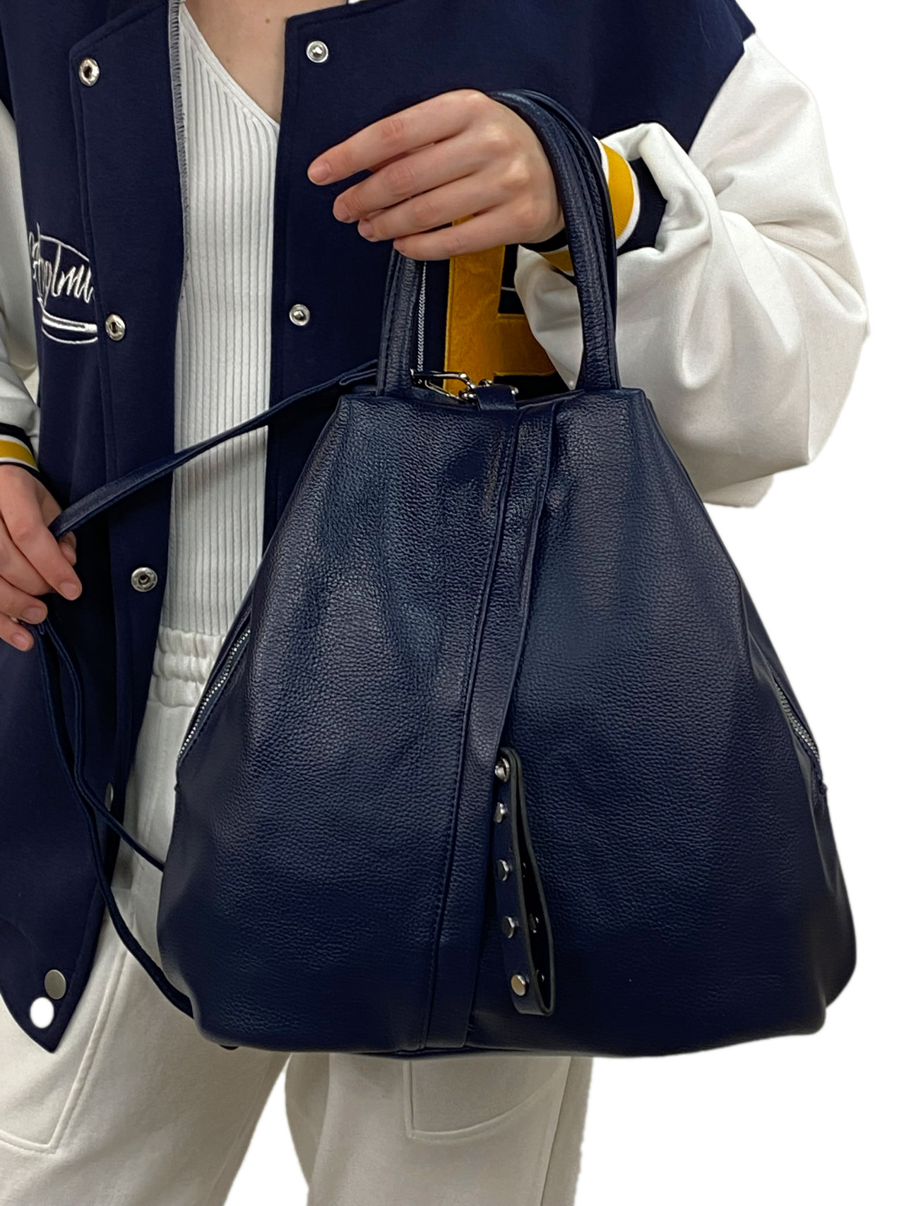 На фото 1 - Женская сумка- рюкзак из искусственной кожи, цвет синий