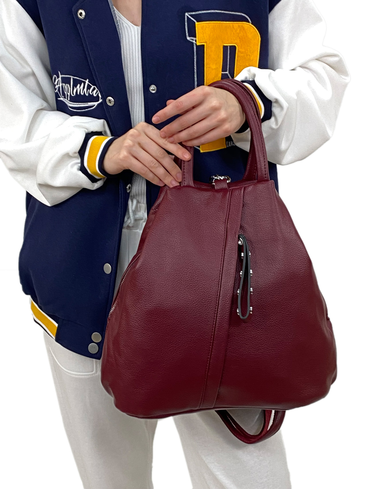 На фото 1 - Женская сумка- рюкзак из искусственной кожи, цвет бордовый