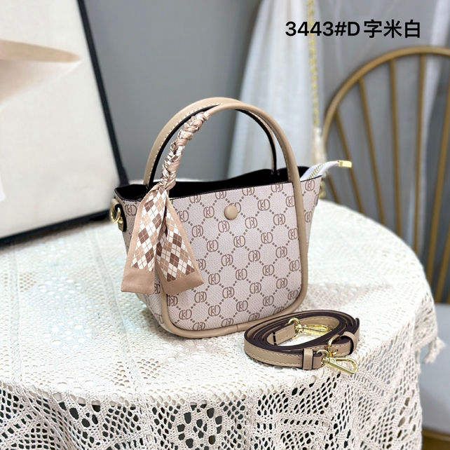 На фото 1 - Женская сумка из искусственной кожи мультицвет