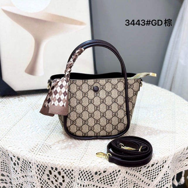 На фото 1 - Женская сумка из искусственной кожи мультицвет