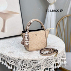 На фото 1 - Женская сумка из искусственной кожи мультицвет На фото 1 - Женская сумка из искусственной кожи мультицвет