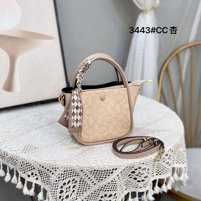 На фото 1 - Женская сумка из искусственной кожи мультицвет