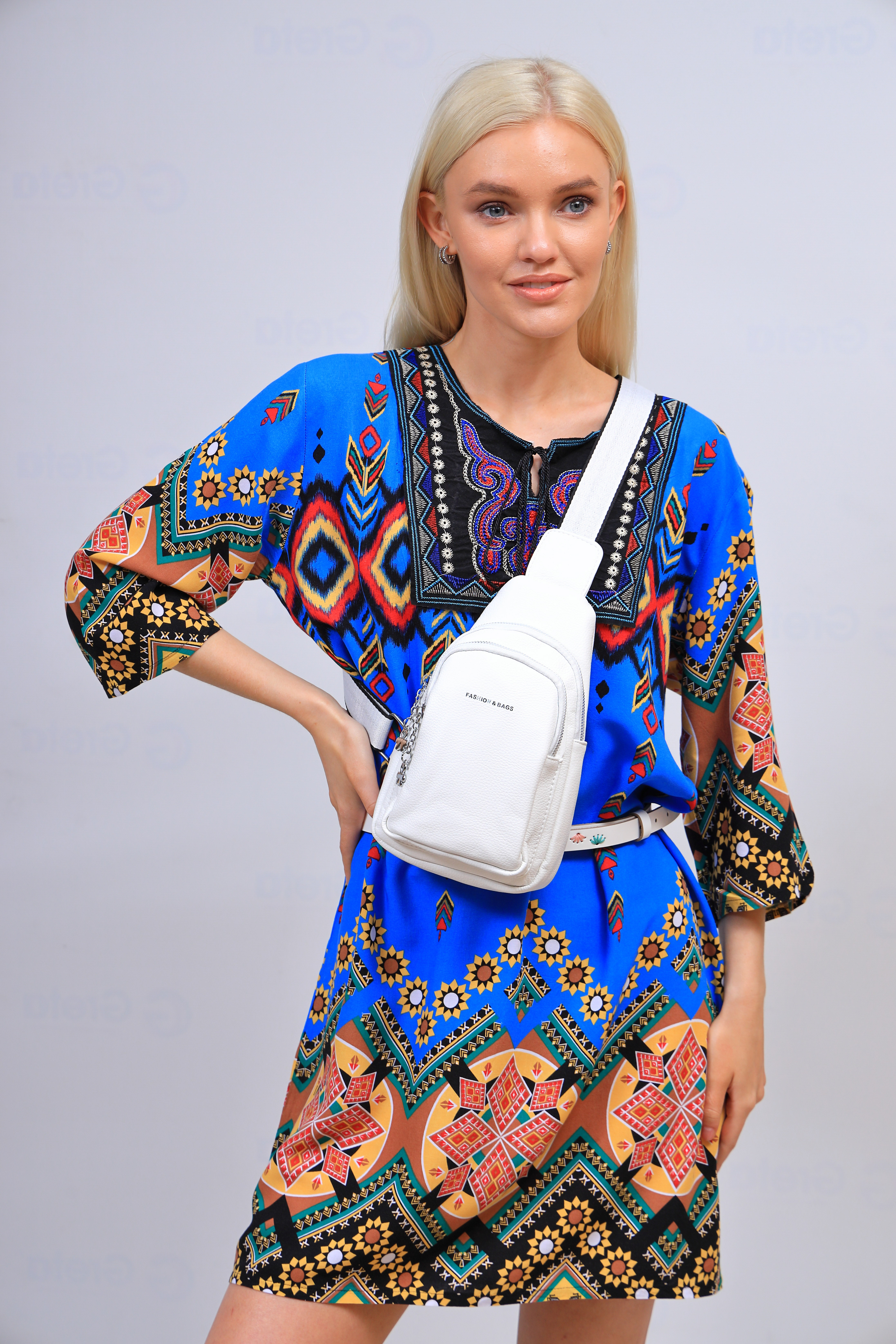 На фото 1 - Женская сумка сумка-слинг из искусственной кожи, цвет белый