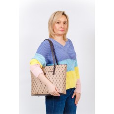 На фото 5 - Женская сумка шоппер из искусственной кожи, цвет бежевый с принтом