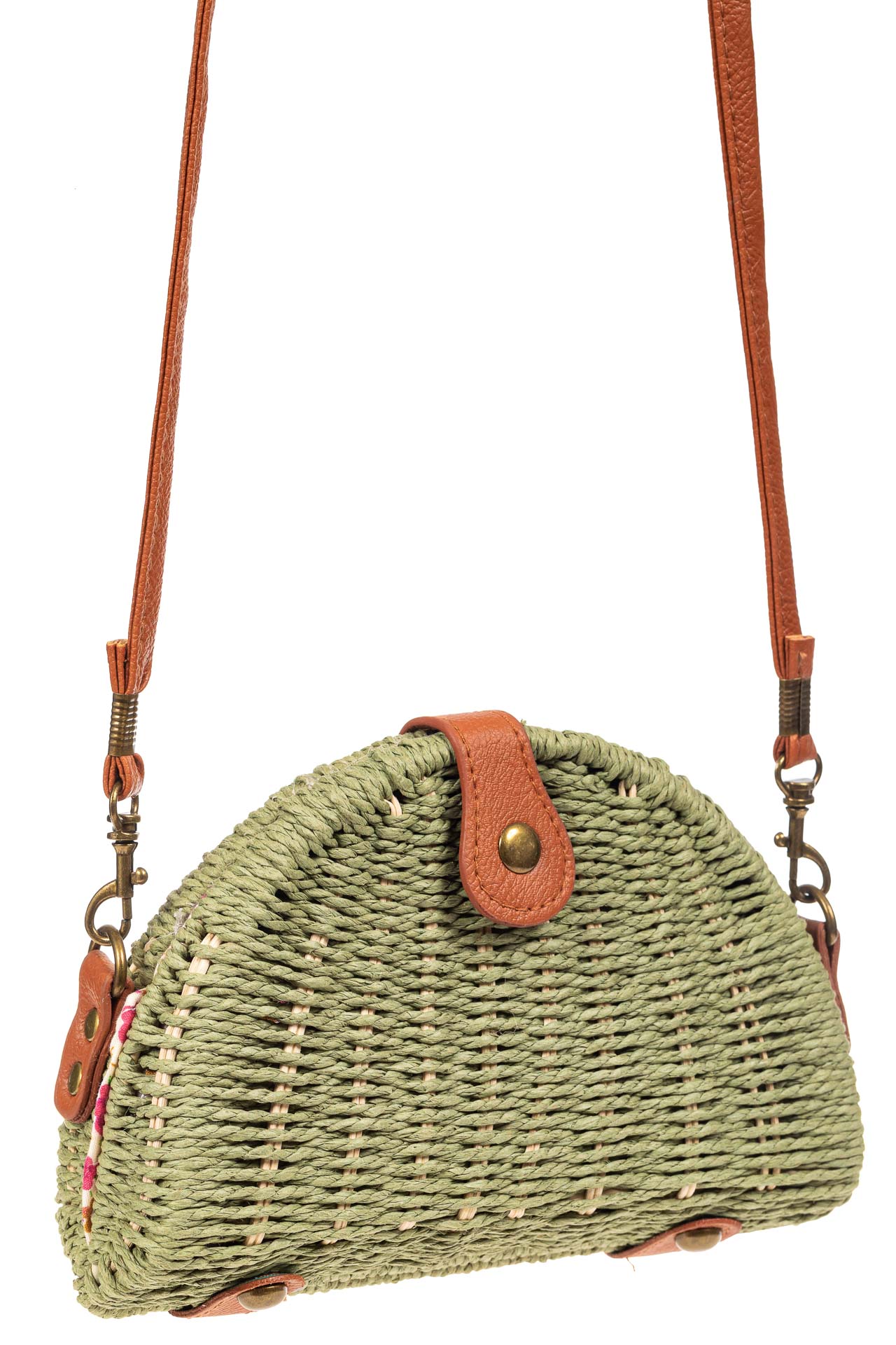 На фото 1 - Компактная соломенная сумка на длинном ремешке, цвет зеленый