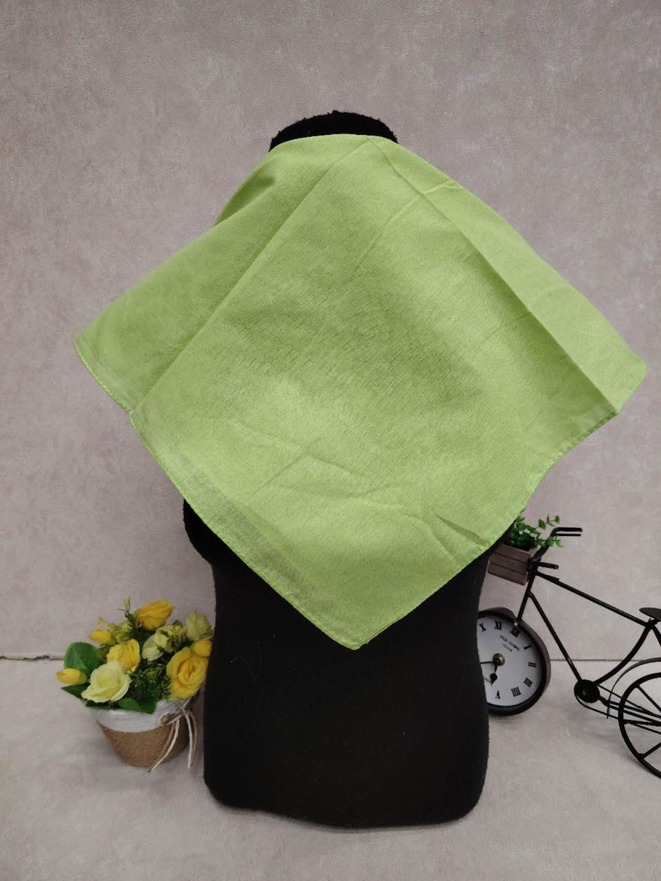 На фото 1 - Платок косынка на голову и шею, хлопок, цвет светло зеленый